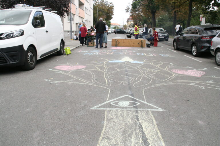 Wir malten Straßenkreide Bilder der Gemeinschaft